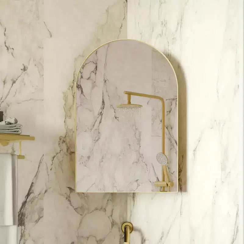 Armoire à pharmacie d'angle en métal avec miroir arqué, étagères en verre réglables, organisateur de rangement de salle de bain peu encombrant