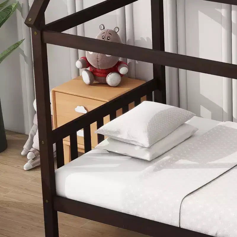 Lit double en bois d'hévéa avec cadre en forme de maison, marron