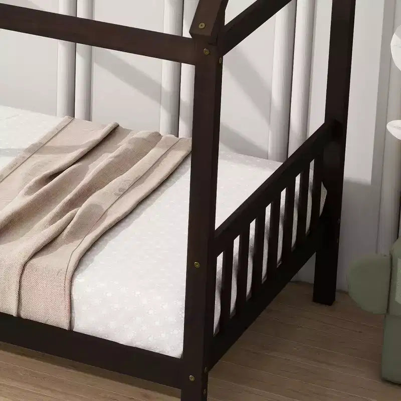Lit double en bois d'hévéa avec cadre en forme de maison, marron