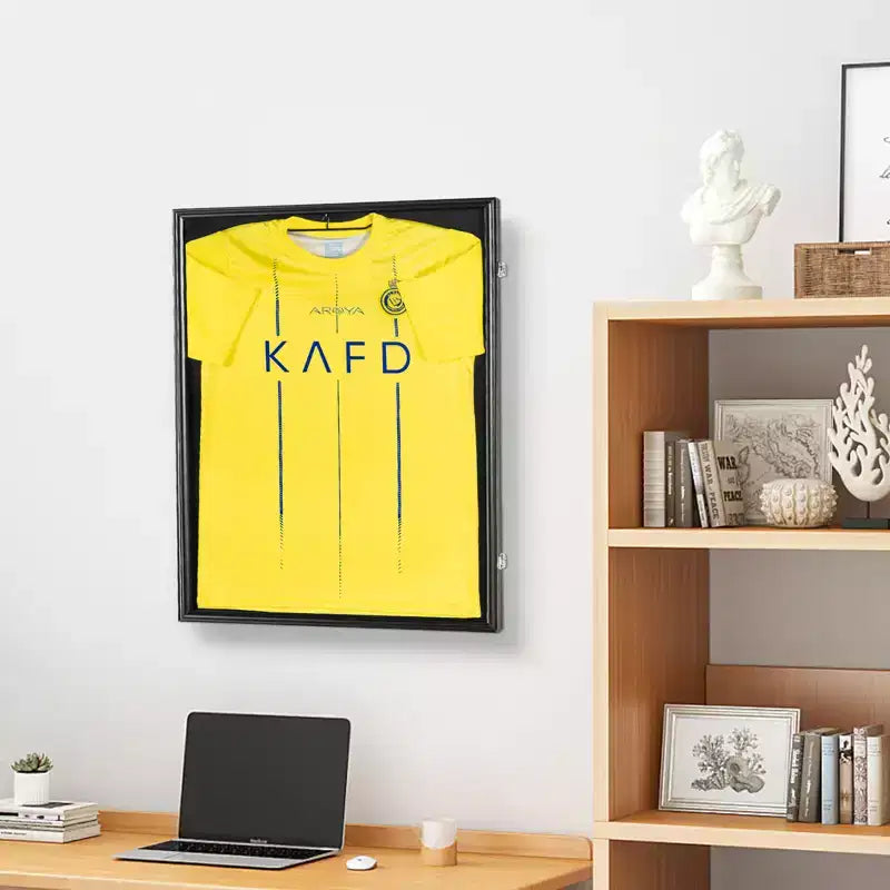 Cadre d'affichage pour maillot, 23,3x31,2x1,5 po, Grande vitrine verrouillable pour maillot de sport avec verre PC anti-UV à 98 % et cintres, Noir