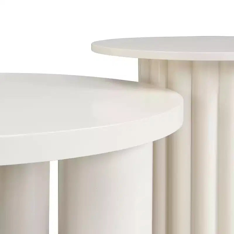 Table basse moderne, base sculpturale en colonne romaine et plateau en verre, table d'appoint, table basse irrégulière pour salon